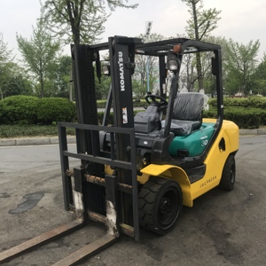Montacargas Diésel Komatsu FD30 Usado de Alta Calidad, 3 Toneladas, Desplazador Lateral Hidráulico, Neumáticos Sólidos, Mástil de Dos Etapas, Bien Mantenido, para Exteriores - Product Image 2