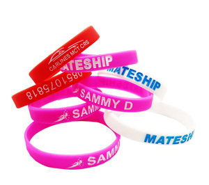 Bracelets en silicone avec lettres en relief imperméables pour une utilisation promotionnelle - Cadeaux promotionnels originaux - Product Image 2