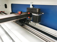 Graveur et découpeur laser CO2 automatique professionnel à IA, machine CNC refroidie par eau pour le traitement propre des panneaux épais en acrylique et en bois