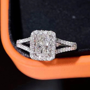 Anello di Diamanti T0210 Taglio Radiant in Oro Bianco Naturale, Colore D, Montatura Halo per Fidanzamento Femminile - Product Image 1