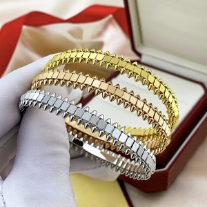 Brazalete de Diseño de Marca, Acero Inoxidable y Chapado en Oro de 18K, de Alta Gama, Unisex, para Regalo, Venta al Por Mayor de Fábrica - Product Image 1