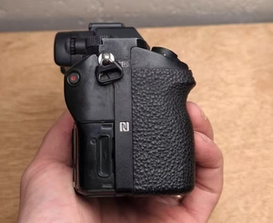 กล้องดิจิตอล Sony A7 <span class=keywords><strong>R</strong></span> II คุณภาพสูง 95% สภาพใหม่ ความละเอียด 42MP เหมาะสำหรับการเดินทางและการใช้งานส่วนตัว - Product Image 4