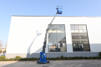 Plateforme élévatrice verticale électrique en acier avec mât articulé Berui AMWP13 7100, style chariot élévateur, pour des besoins d'application polyvalents sur site