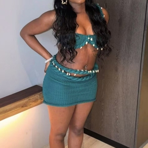 Nouvel ensemble 2 pièces tendance en tricot de laine fait main au crochet, composé d'un haut licou et d'une jupe courte à motif torsadé - Product Image 2