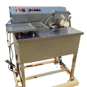Table vibrante de table pour la tempérage du chocolat, machine à mouler et à faire fondre le chocolat pour petits moules, capacité 8 kg/lot - Product Image 5