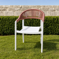 Fauteuil d'extérieur en plastique avec dossier en corde tressée et assise à lattes, empilable pour jardin, patio, balcon, bord de piscine, terrasse