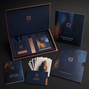 Kit de Dossier de Presse Personnalisé pour Exposition Muséale avec Livret, Badge, Cartes Postales, Marque-page et Étui - Product Image 1