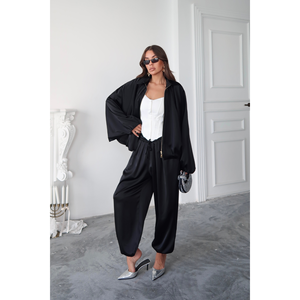 Pantalon Harem Élégant en Satin Noir pour Femme – Coupe Ample Taille Haute Confortable – Tenue Décontractée Tendance - Product Image 4