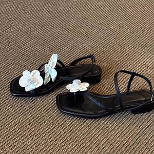 Tendances de la mode estivale : sandales à bout ouvert pour femmes, polyvalentes avec un design à lanières et une jupe résistante. - Product Image 1