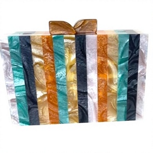 Boîte à bijoux en résine époxy faite à la main avec un design rayé multicolore pour la décoration de la maison, forme personnalisée, artisanat artistique - Product Image 1