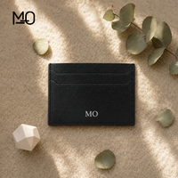 Porte-cartes en cuir noir minimaliste avec texture Saffiano, design géométrique à fentes et emplacements horizontaux pour cartes OEM