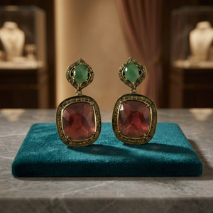 Bijoux fantaisie pour femmes, boucles d'oreilles en cristal plaqué or avec rubis et émeraudes ADER-20061 - Product Image 3