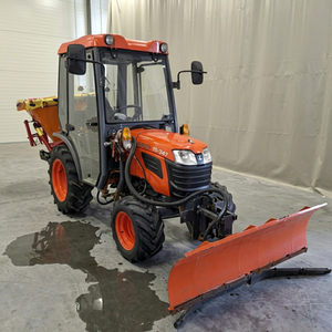 Tractor de ruedas Kubota IS-947 4WD de 45HP con cabina y accesorio de pala quitanieves frontal - Product Image 1