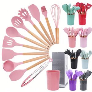 Ensemble de spatules à gâteau et à biscuits en silicone et nylon doré rose avec manche en bois jaune pour la cuisine et la préparation des œufs - Product Image 1