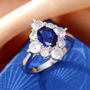Anello di forma ovale di colore blu dal design elegante per donna - Product Image 3
