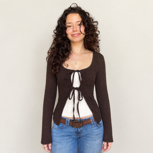 Camiseta de moda casual de manga larga con cuello en V de encaje texturizado, estilo Y2K con bloques de color y efecto de dos piezas, para mujer, con ribete de volantes, ideal para otoño y streetwear. - Product Image 1
