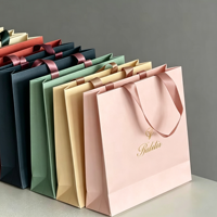 Sac de courses minimaliste de luxe en carton blanc ivoire recyclable avec poignée sérigraphiée, acceptant logo et illustration personnalisés, côtés renforcés pour