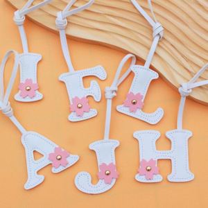 Llavero de Cuero PU con Forma de Letra, Regalo Perfecto para Mujeres, para Uso Diario, Llavero Simple y Elegante, Llavero Duradero - Product Image 1