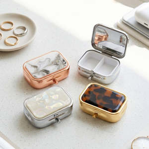 Pastillero Metálico Portátil con Botón de Presión, Diseño Decorativo Acrílico con Patrón de Mármol Carey, Pequeño Organizador de Pastillas para Bolsillo o Bolso - Product Image 4
