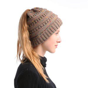 Gorro <span class=keywords><strong>de</strong></span> punto grueso con bordado 3D a rayas y trenza <span class=keywords><strong>de</strong></span> cable, estilo moño desordenado y <span class=keywords><strong>cola</strong></span> <span class=keywords><strong>de</strong></span> <span class=keywords><strong>caballo</strong></span>, para mujer, ideal para invierno y otoño, venta al por mayor. - Product Image 4