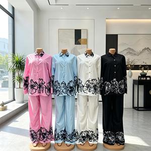 Completo <span class=keywords><strong>Trendy</strong></span> da <span class=keywords><strong>Donna</strong></span>: Blusa con Stampa Dolce e Scollo a V a Maniche a Pipistrello e Pantaloni a Gamba Dritta - Set Due Pezzi Stile Africano - Product Image 1
