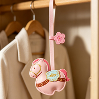 Diffuseur de parfum suspendu en similicuir PU en forme d'animal (Poney), désodorisant de voiture et breloque de sac, pour armoire, OEM