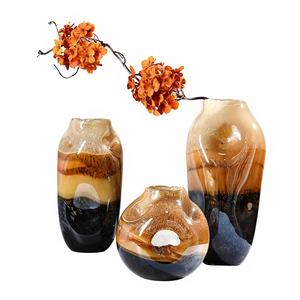 Vase à fleurs en verre de style côtier, rouge brun moderne, pour la décoration de la maison - Product Image 1