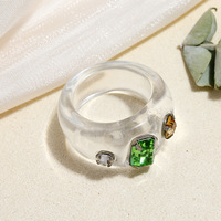 Benutzer definierte ästhetische adrette klare einfache Kunststoff Strass dicke Retro Acryl niedlichen trend igen Harz ringe für Frauen