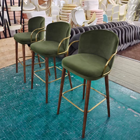 Mobilier de luxe léger pour la maison Hauteur de comptoir Tissu de velours vert Tabourets de bar pour restaurant Café Chaises en métal à sièges hauts pour la cuisine