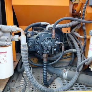 Excavateur hydraulique sur chenilles d'occasion Sany SY135C SY95C SY125C modèle 2021 de 13.5 tonnes en bon état avec pompe à roulements de moteur - Product Image 4