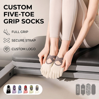 Chaussettes antidérapantes personnalisées à cinq doigts avec semelle intégrale en silicone et sangles croisées sécurisées pour femmes, idéales pour le Pilates, le yoga, le Reformer et l'entraînement en studio