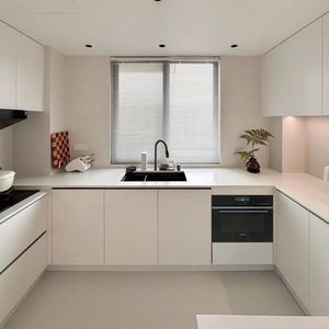 Armoires de cuisine modernes en bois massif sur mesure - Fabriquées en bois massif, légères, luxueuses, style ouvert - Product Image 1