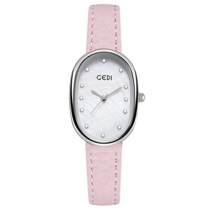 Montre à quartz pour femme avec un cadran ovale minimaliste en nacre de mer profonde et un bracelet en cuir grainé litchi écologique - Product Image 1