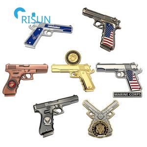 Pièce de monnaie commémorative personnalisée en métal en forme de pistolet pour veteran des forces armées américaines (USS, USAF, USMC, USN) - Product Image 1