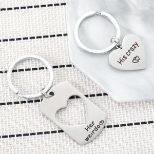 Venta al por mayor llavero forma de corazones pareja llaveros de acero inoxidable su loco grabado Diy llaveros Regalos de San Valentín para parejas - Product Image 3