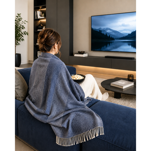 Plaid en cachemire Nordkapp avec un motif chevrons dégradé, doux et élégant pour les espaces de vie contemporains - Product Image 1