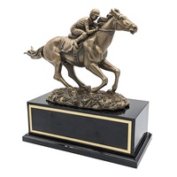 Vente en gros de statue de sculpture de cheval vintage en résine trophée de course de chevaux en polyrésine