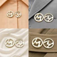 Boutons en nacre personnalisés en gros, boutons irréguliers en forme de lettre K à la mode pour chemises et robes, boutons en nacre naturelle