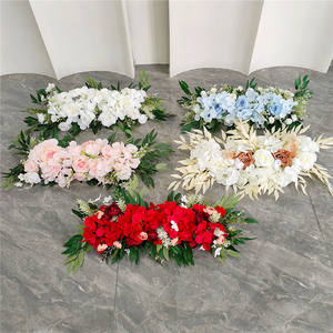 Composition florale de mariage en rangée de roses et d'hortensias en soie blanches, rouges et bleues pour la décoration d'événements et de fêtes - Product Image 2
