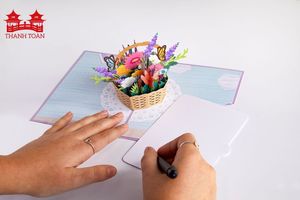 Tarjeta de Felicitación 3D Hecha a Mano con Diseño de Cesta de Flores y Mariposas para el Día de la Madre, Cumpleaños o Aniversario - Product Image 2
