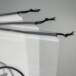 कस्टम लोगो मुद्रित इको फ्रेंडली इको ड्रा स्ट्रिंग पाउच फ्रॉस्टेड/मैट प्लास्टिक पॉली ड्रॉस्ट्रिंग पैकेजिंग बैग - Product Image 5