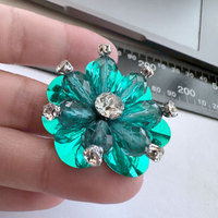 Fleurs en strass 3D en PVC à paillettes pour la décoration de robes, sacs, chaussures et chapeaux - Vente en gros