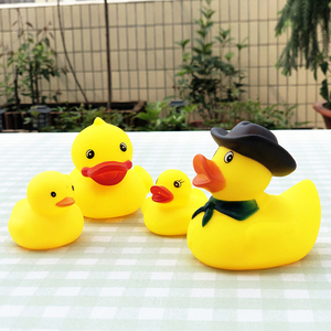 OEM Món Quà Mới Lạ <span class=keywords><strong>Squeaky</strong></span> Vịt Nhựa Mềm Gọi Tàu Đồ Chơi Vịt Cao Su Nhỏ Có Mũ - Product Image 3
