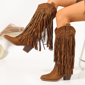 Stivali da donna in finta pelle scamosciata con frange, stivali alti al ginocchio stile cowboy, punta quadrata, tacco largo, rivetti decorativi, stile boho western, stivali alti da vacanza. - Product Image 1