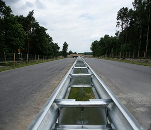 Barrière de sécurité routière en forme de W, revêtue de peinture en poudre, homologuée SASO, anti-collision, pour la sécurité routière en Arabie Saoudite - Product Image 5