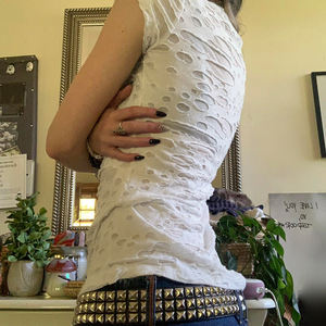 Camiseta texturizada estilo grunge Y2K, corte ajustado, top corto con estampado de calavera sexy estilo urbano - Product Image 4