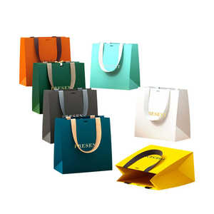 Bolsas de Papel Negras de Lujo al por Mayor, Bolsas de Regalo Promocionales con Logotipo Personalizado Impreso en Dorado - Product Image 1