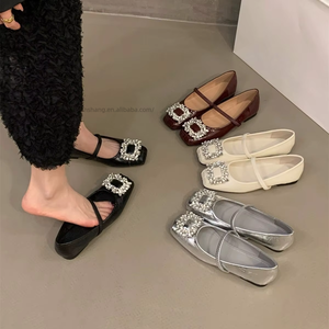 Venta al por mayor de fábrica: Nuevos zapatos de tacón cuadrado con pedrería en rojo y plateado para mujer - Product Image 1