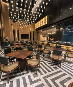 Ensemble de mobilier de restaurant de luxe moderne : chaise de salle à manger avec dossier en rotin et table de salle à manger en bois étoilé pour projets hôteliers et cafés - Product Image 1