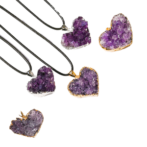 Colgante de Amatista Natural en Racimo, Cristal Blanco Irregular en Forma de Corazón, Collar Tallado de Piedra Preciosa - Product Image 1